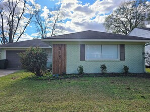 Exterior - Entire home in the Broadmoor area of Shreveport Louisiana. 4 beds and 1 bath (Shreveport)