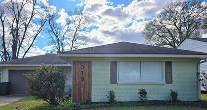 Entire home in the Broadmoor area of Shreveport Louisiana. 4 beds and 1 bath