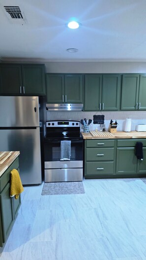 Private kitchen - Entire home in the Broadmoor area of Shreveport Louisiana. 4 beds and 1 bath (Shreveport)