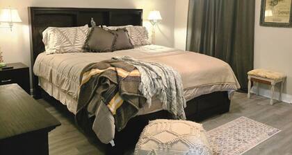 Entire home in the Broadmoor area of Shreveport Louisiana. 4 beds and 1 bath