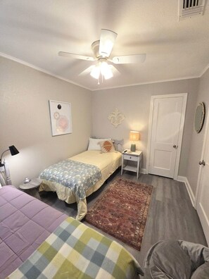 3 bedrooms, desk, iron/ironing board, travel cot - Entire home in the Broadmoor area of Shreveport Louisiana. 4 beds and 1 bath (Shreveport)