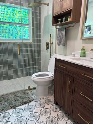Dusche, Haartrockner, Handtücher, Toilettenpapier