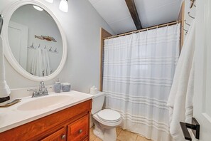 Shower, hair dryer, towels, soap - Spacious 4-bedroom house in pleasant Norwood with AC (Norwood)