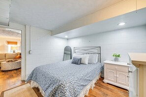4 bedrooms, iron/ironing board, WiFi, bed sheets - Spacious 4-bedroom house in pleasant Norwood with AC (Norwood)
