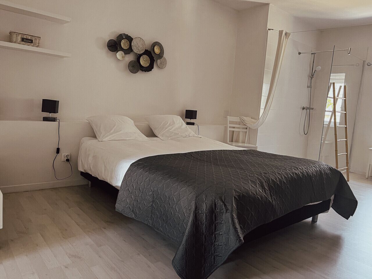 Desk, travel cot, WiFi, bed sheets