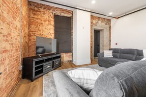 클래식 아파트, 주방, 시내 전망 | 거실 공간