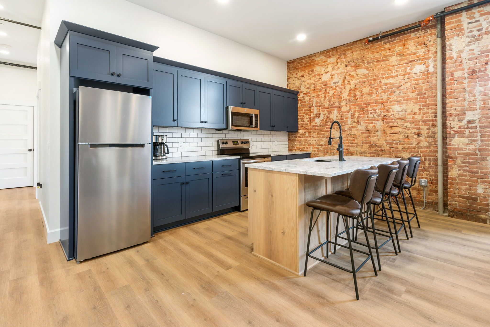 Classic Apartment, Kitchen, City View | Private kitchen | Full-sized fridge, oven, stovetop, dishwasher