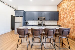 클래식 아파트, 주방, 시내 전망 | 전용 주방 | 대용량 냉장고, 오븐, 쿡탑, 식기 세척기