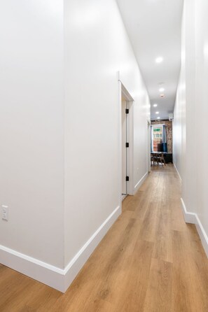 Căn hộ phong cách cổ điển, trang thiết bị hỗ trợ người có khó khăn khi di chuyển, bếp | Nội thất