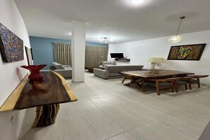 Interior - Spacious apartment for 8 in Zona Americana, All Nearby. (Guadalajara)