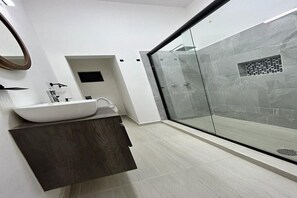 Towels, toilet paper - Spacious apartment for 8 in Zona Americana, All Nearby. (Guadalajara)