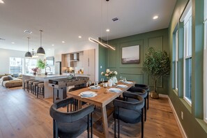 Dining - EaDo Retreat: Pool • Mini Golf • BBQ • EV‖ Mins to GRB Conv, WBC, UH & Rice Grad (Houston)