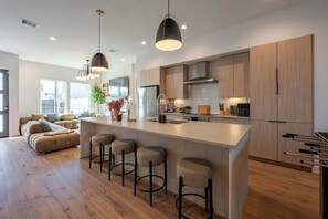 Fridge, microwave, oven, stovetop - EaDo Retreat: Pool • Mini Golf • BBQ • EV‖ Mins to GRB Conv, WBC, UH & Rice Grad (Houston)