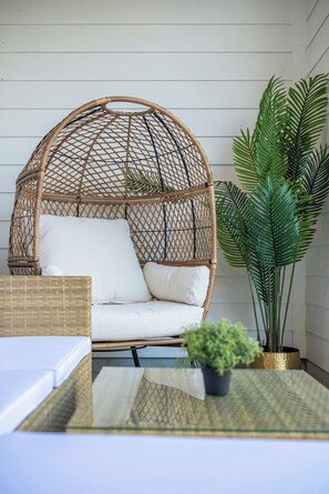 Interior - EaDo Retreat: Pool • Mini Golf • BBQ • EV‖ Mins to GRB Conv, WBC, UH & Rice Grad (Houston)