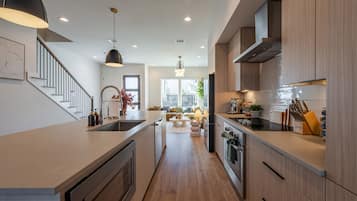 Frigorífico, microondas, horno y placa de cocina