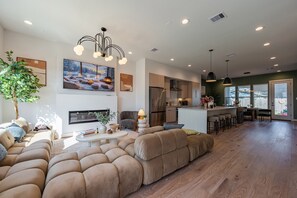 Smart TV, fireplace - EaDo Retreat: Pool • Mini Golf • BBQ • EV‖ Mins to GRB Conv, WBC, UH & Rice Grad (Houston)