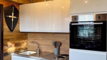 Hytte – deluxe, hageutsikt | Eget kjøkken | Høy barnestol