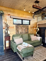 Deluxe Cabin, Garden View | Living area | Smart TV