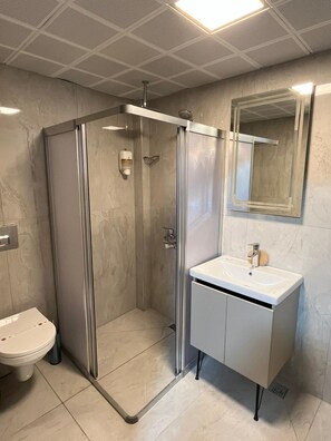 Superior Twin kamer | Badkamer | Een douche, handdoeken, zeep, shampoo