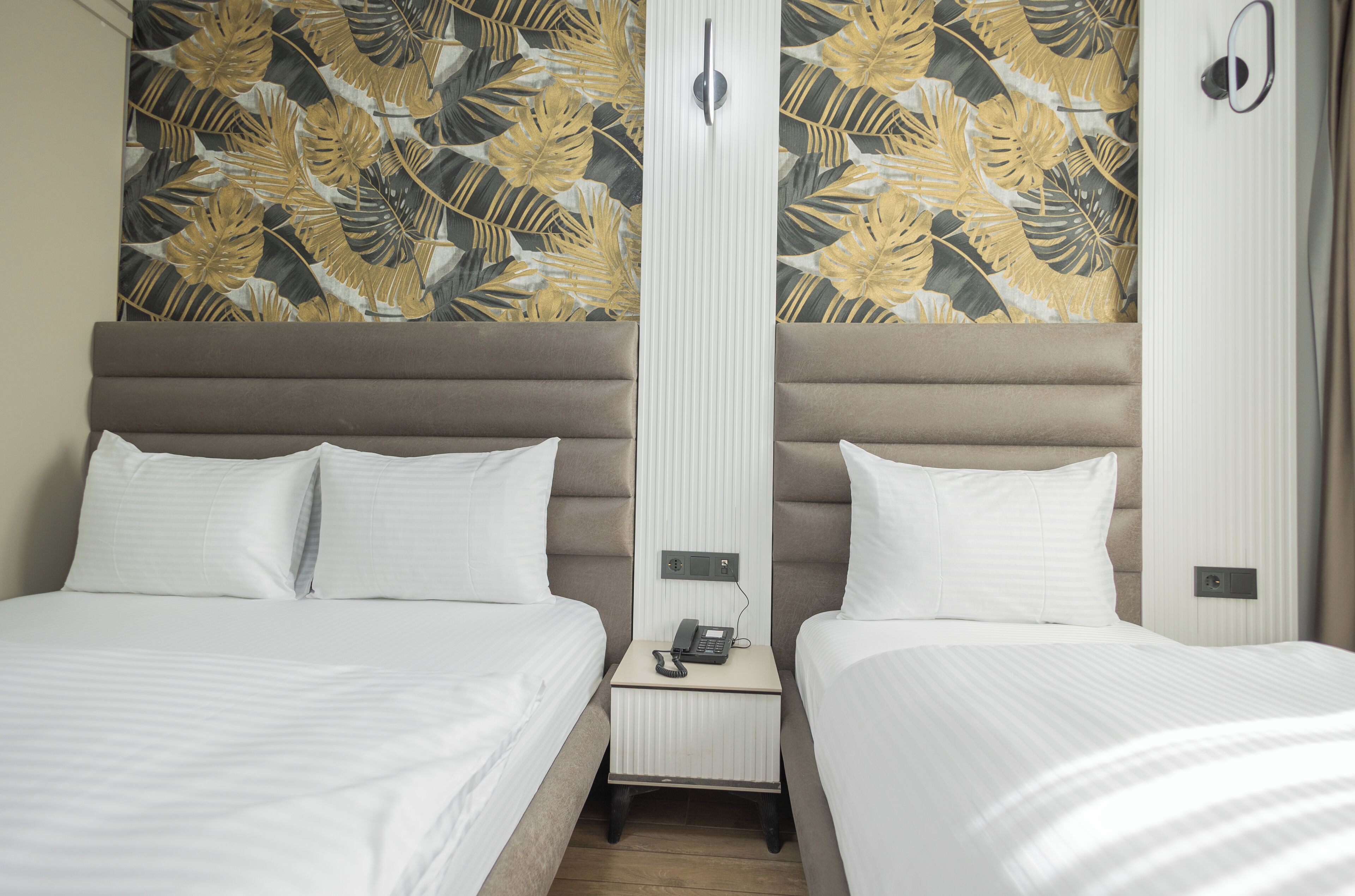 Meja kerja, ruang kerja ramah laptop, dan Wi-Fi gratis