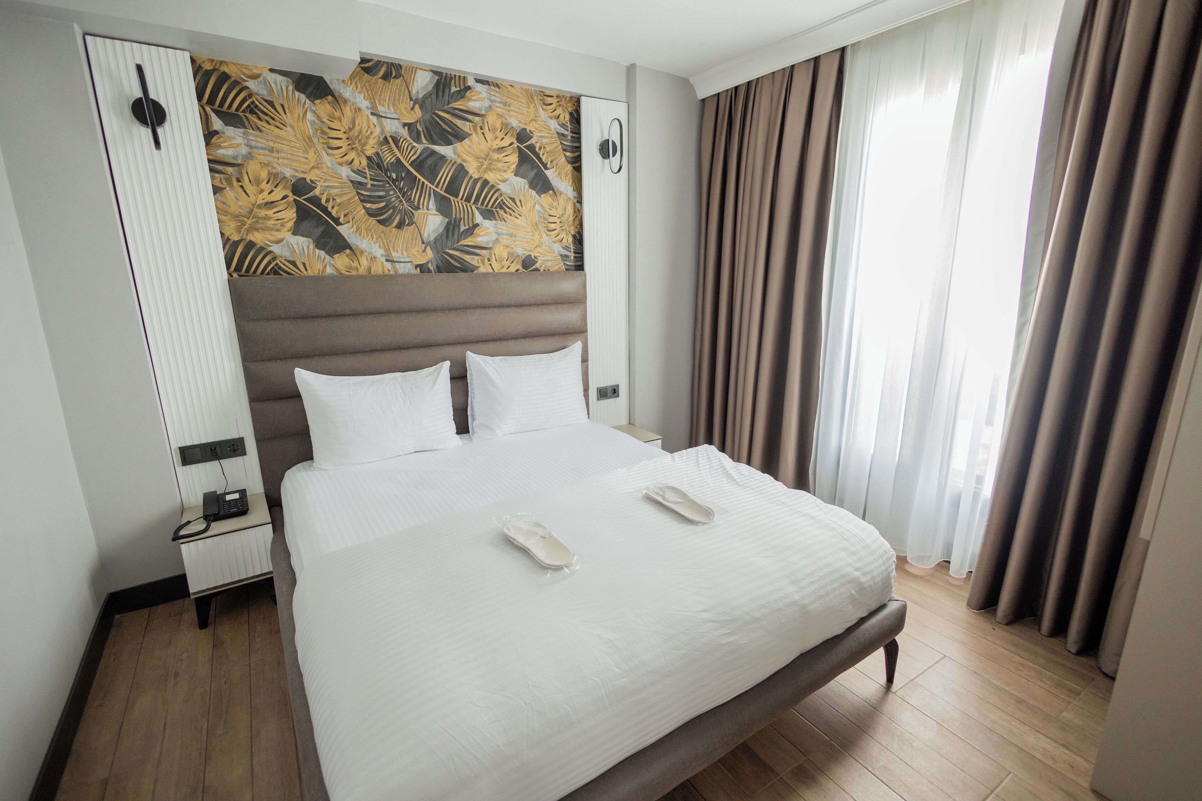 Desk, laptop workspace, free WiFi