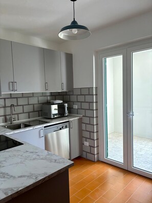 Fridge, microwave, stovetop, dishwasher - Two Bedroom Apartment with Garden View (Portoferraio)