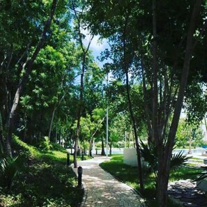 Property grounds - Elegant 2BR/2BA Retreat | Pools | 24/7 Sec (Cancún)
