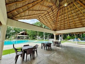Outdoor dining - Elegant 2BR/2BA Retreat | Pools | 24/7 Sec (Cancún)