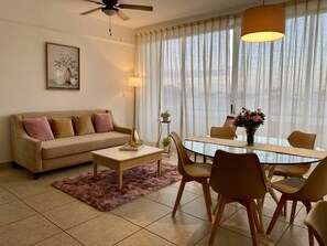 Smart TV, table football, ping pong - Elegant 2BR/2BA Retreat | Pools | 24/7 Sec (Cancún)