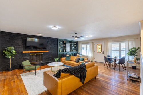 Sage&Bloom - 2000 sqft, 3 King Beds, Pool Table, Big Yard, Close to EXPO