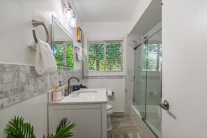 Shower, hair dryer, towels, soap - Butterfly Bungalow is a 4BR/2BA home with outdoor terrace and grill (Columbus)