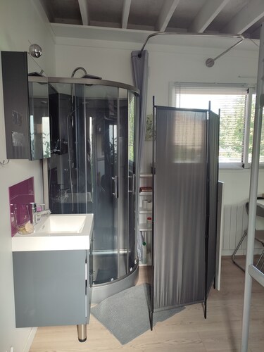 Fully-equipped 1 room furnished studio without partitions