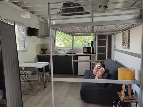 Fully-equipped 1 room furnished studio without partitions