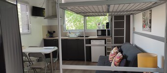 Fully-equipped 1 room furnished studio without partitions