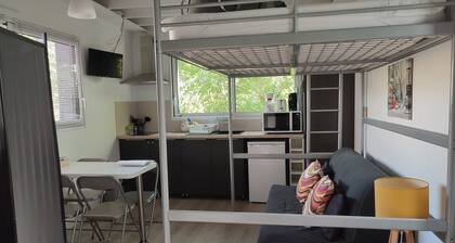 Fully-equipped 1 room furnished studio without partitions