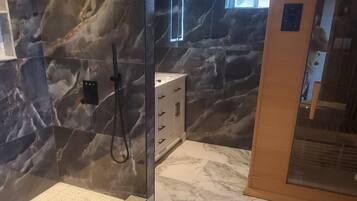 Douche, sĂšche-cheveux, bidet, serviettes fournies