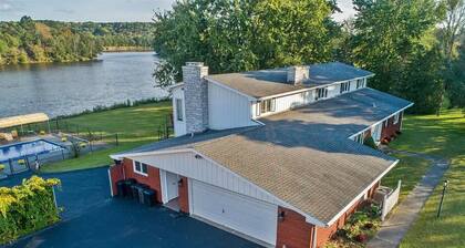 TRACK & SUMMER 20% OFF! WATERFRONT🏝️8 TOTAL BEDS🛌IN GROUND POOL🏊FISH🐠GOLF⛳️BOAT🚣♀️