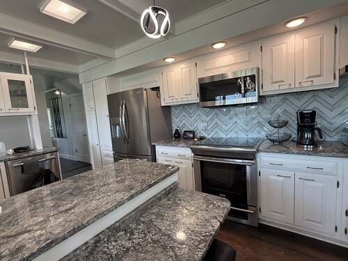 SUMMER 20% OFF! WATERFRONT🏡8 TOTAL BEDS🛌IN GROUND POOL🏊SAUNA⭐️FISH🐠BOAT🏡BY TRACK🏇