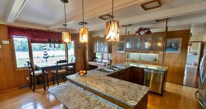 SUMMER SARATOGA OPENINGS WATERFRONT, 9 TOTAL BEDS; POOL, FISH BY TRACK-TOWN-GOLF