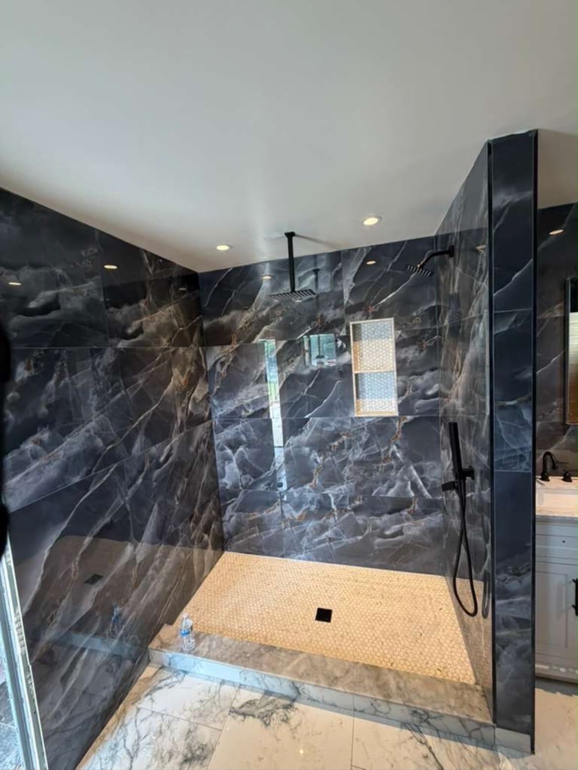 Douche, sèche-cheveux, bidet, serviettes fournies