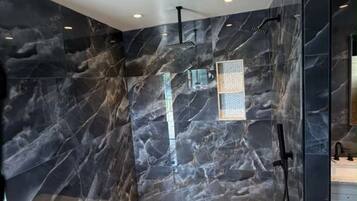 Douche, sĂšche-cheveux, bidet, serviettes fournies
