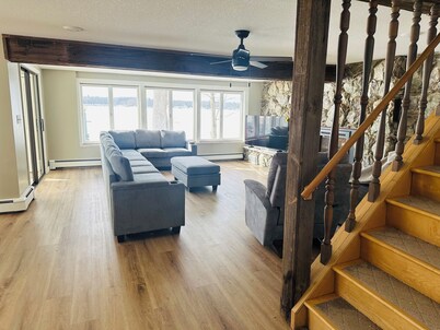 Stone & Shore Lake House: Modern Rustic Lakefront retreat with stunning views