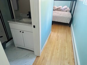 4 bedrooms, free WiFi, bed sheets - Stone & Shore Lake House: Modern Rustic Lakefront retreat with stunning views (Lake City)