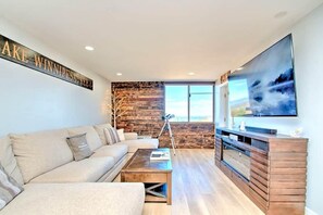 Living area - Spacious 2 Bedroom 2 Bath Lake View Condo (Laconia)