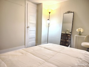 3 bedrooms, desk, iron/ironing board, travel cot
