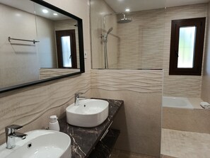 Shower, hair dryer, bidet, towels - Rural House La Estación. In the Sierra Norte de Málaga (center of Andalusia). (Archidona)