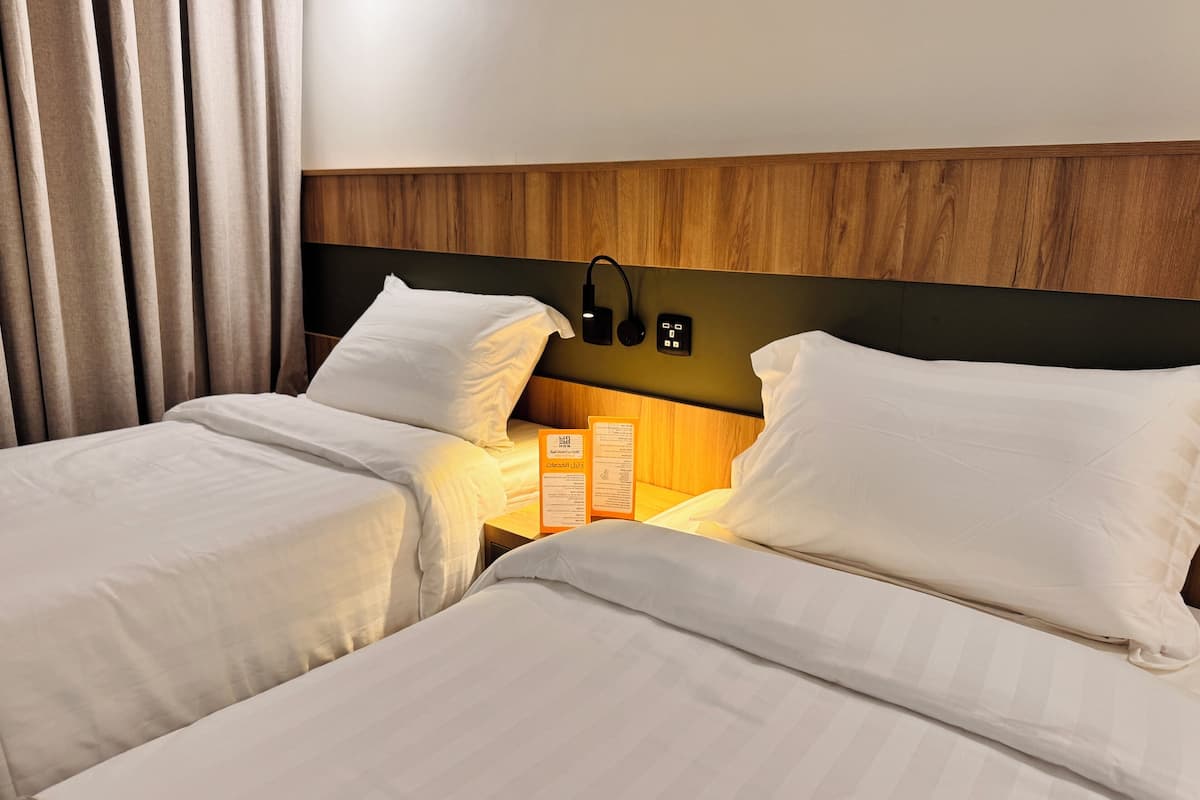 Twin Room, City View | Peti besi dalam bilik, meja, langsir/tirai gelap terus