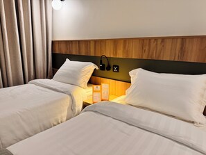 ツインルーム シティビュー | セーフティボックス (室内)、デスク、遮光カーテン、アイロン / アイロン台