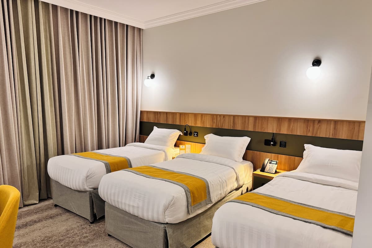Triple Room | Peti besi dalam bilik, meja, langsir/tirai gelap terus