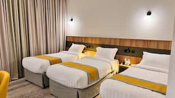 Dreibettzimmer | Zimmersafe, Schreibtisch, Verdunkelungsvorhänge, Bügeleisen/Bügelbrett